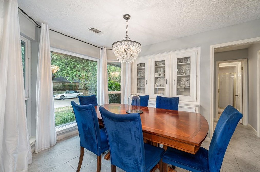 5707 Vestavia Dr, Houston TX  77069-2638 exterior