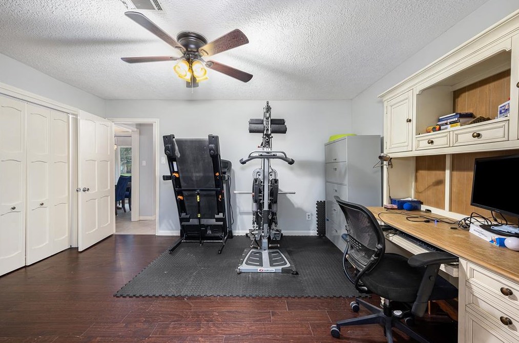 5707 Vestavia Dr, Houston TX  77069-2638 exterior