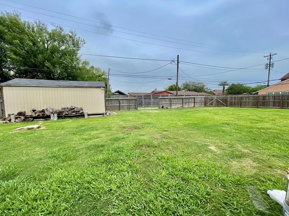 1422 Broad St, Jones Creek TX  77541-5235 exterior