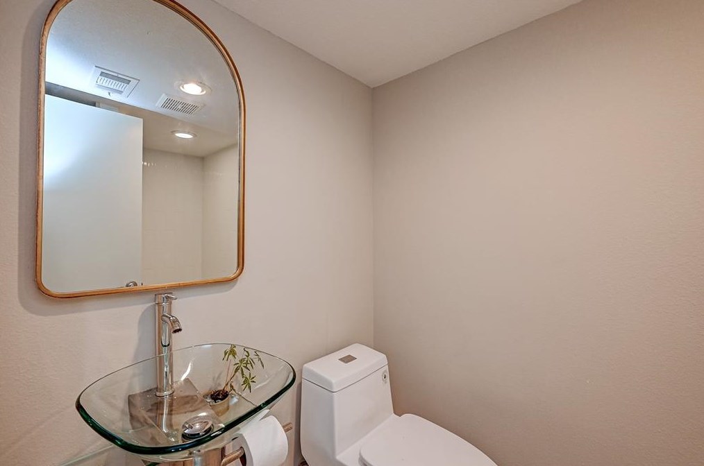 2321 Steel St, Houston TX  77098-5630 exterior