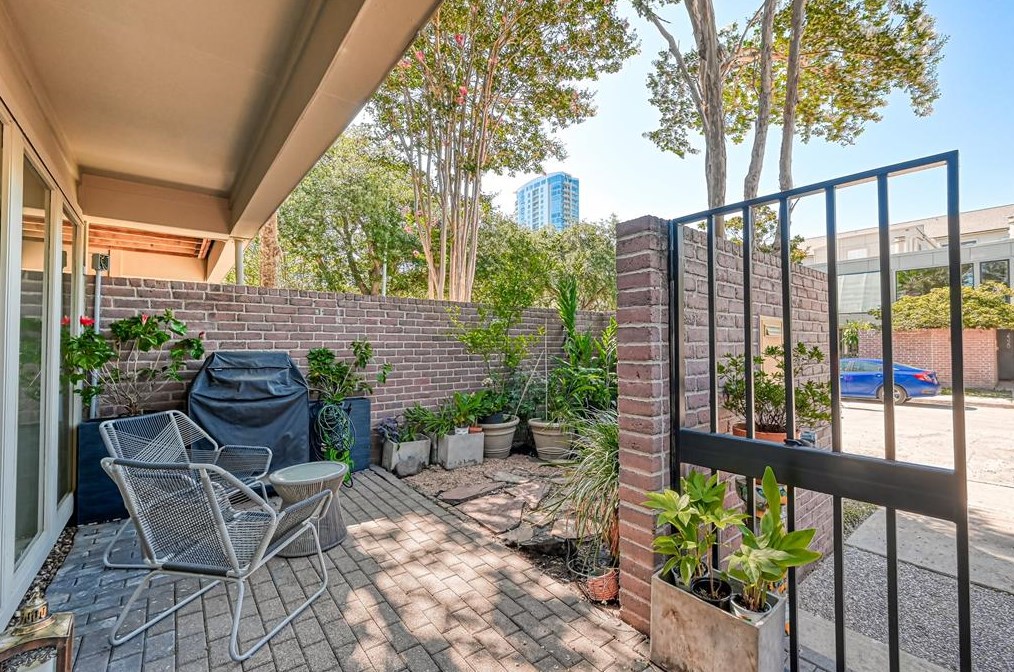 2321 Steel St, Houston TX  77098-5630 exterior