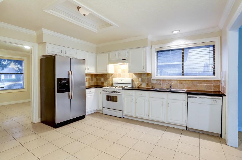 5538 Fairview Forest Dr, Houston TX  77088-1244 exterior