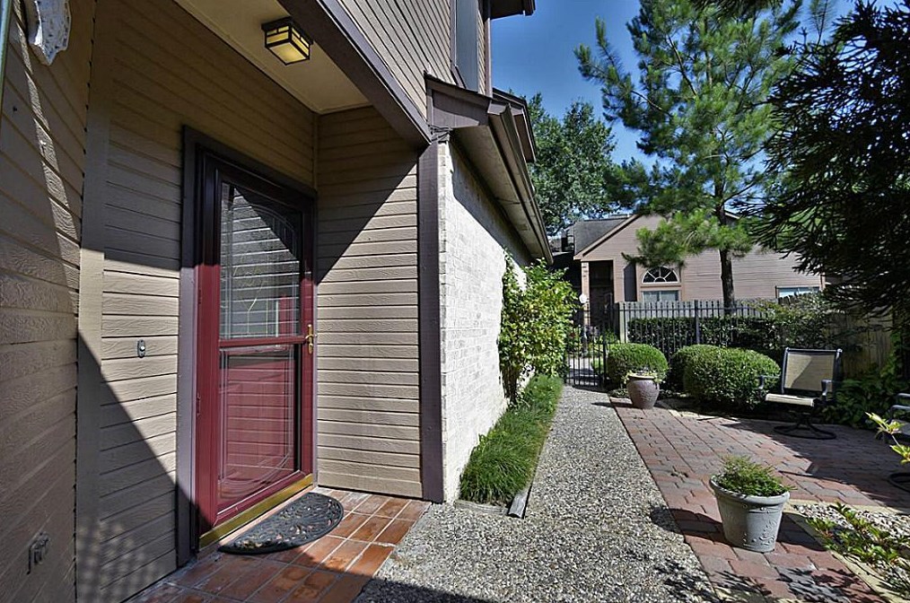 6733 Tournament Dr, Houston TX  77069-1211 exterior