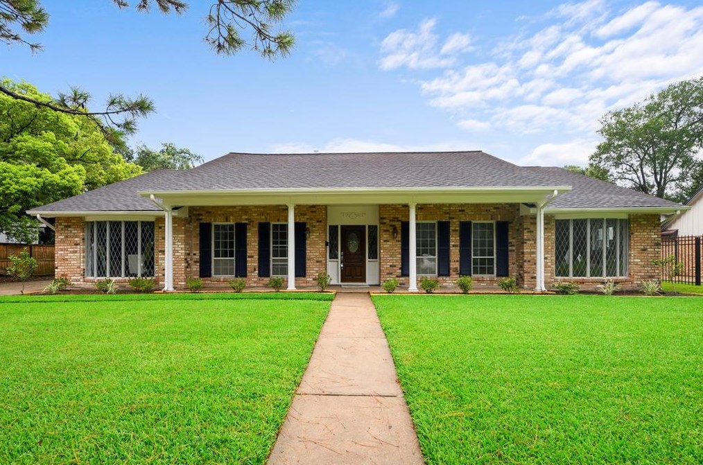 8018 Glenloch Dr, Houston TX  77061-1006 exterior