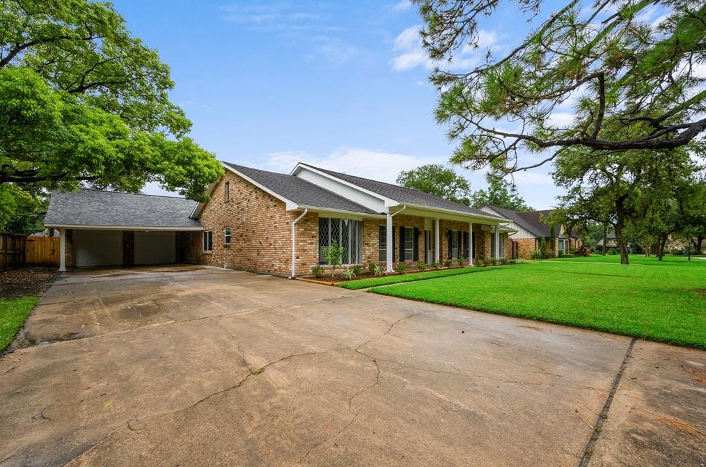 8018 Glenloch Dr, Houston TX  77061-1625 exterior