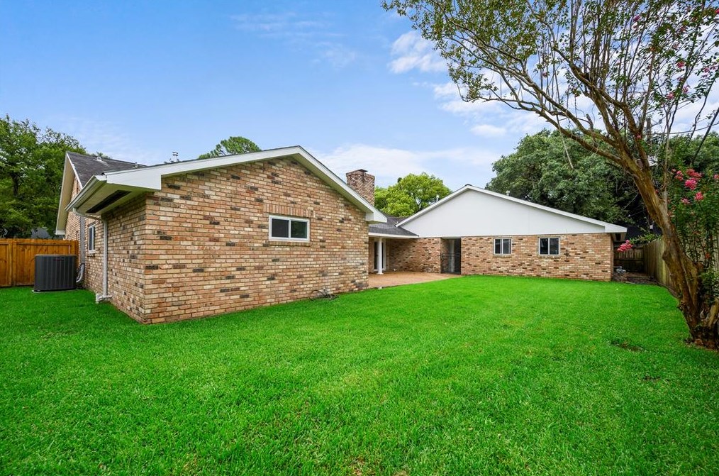 8018 Glenloch Dr, Houston TX  77061-1625 exterior