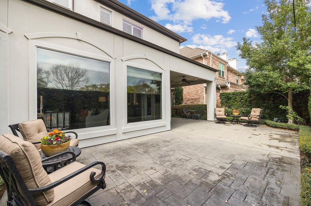 1327 Winrock Blvd, Houston TX  77057-4010 exterior