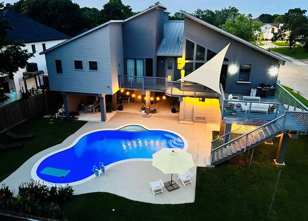 18734 Prince William Ln, Houston TX  77058-4227 exterior
