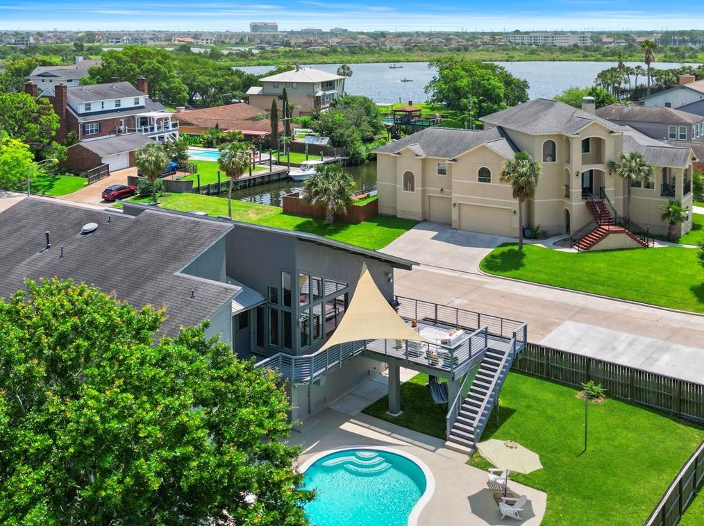 18734 Prince William Ln, Houston TX  77058-4227 exterior