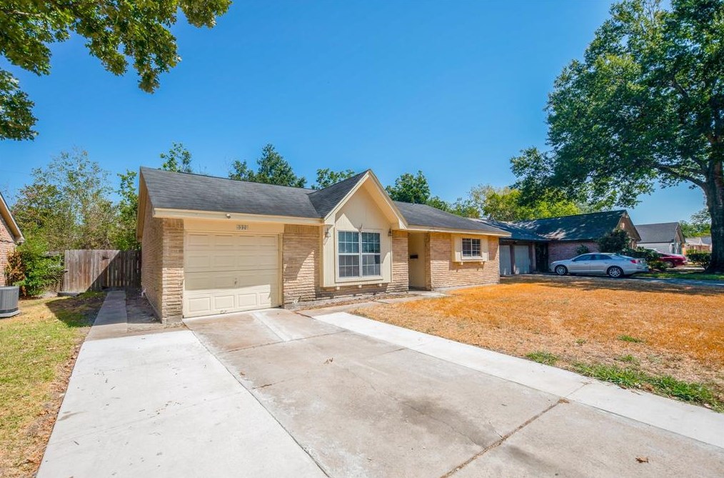 5326 Heathercrest St, Houston TX  77045-5230 exterior