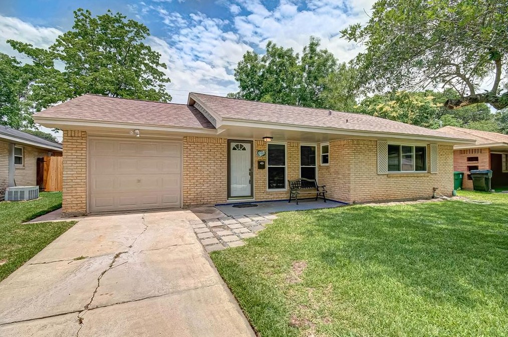 5118 Libbey Ln, Houston TX  77092-5233 exterior