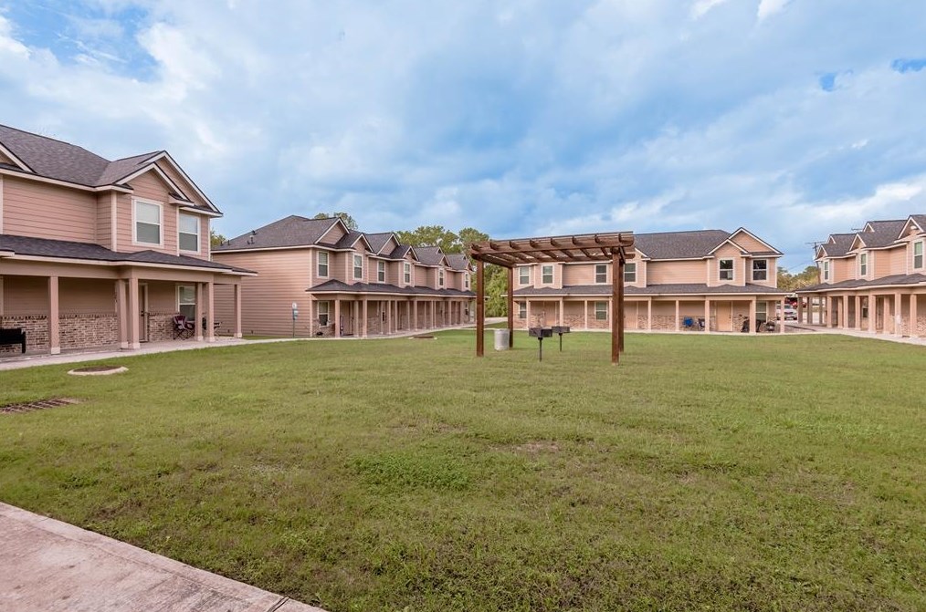 2002 20th St, Huntsville TX 77340-4913 exterior