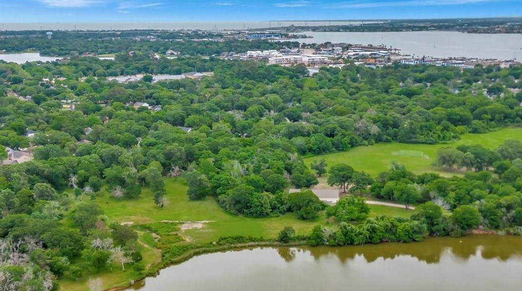 4002 Laurel Grv Dr, Taylor Lake Village TX 77586-5015 exterior