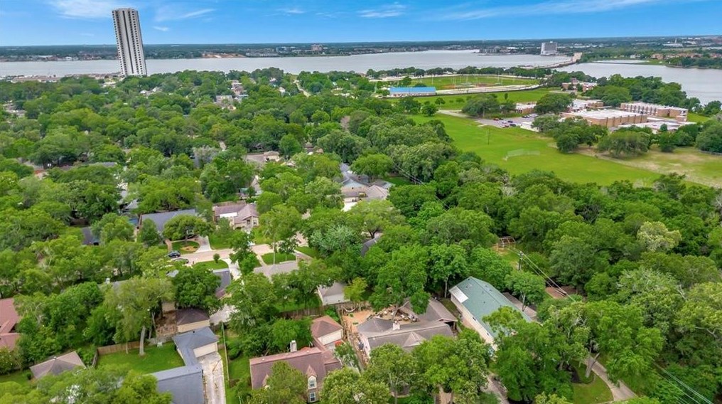 4002 Laurel Grv Dr, Taylor Lake Village TX 77586-5015 exterior