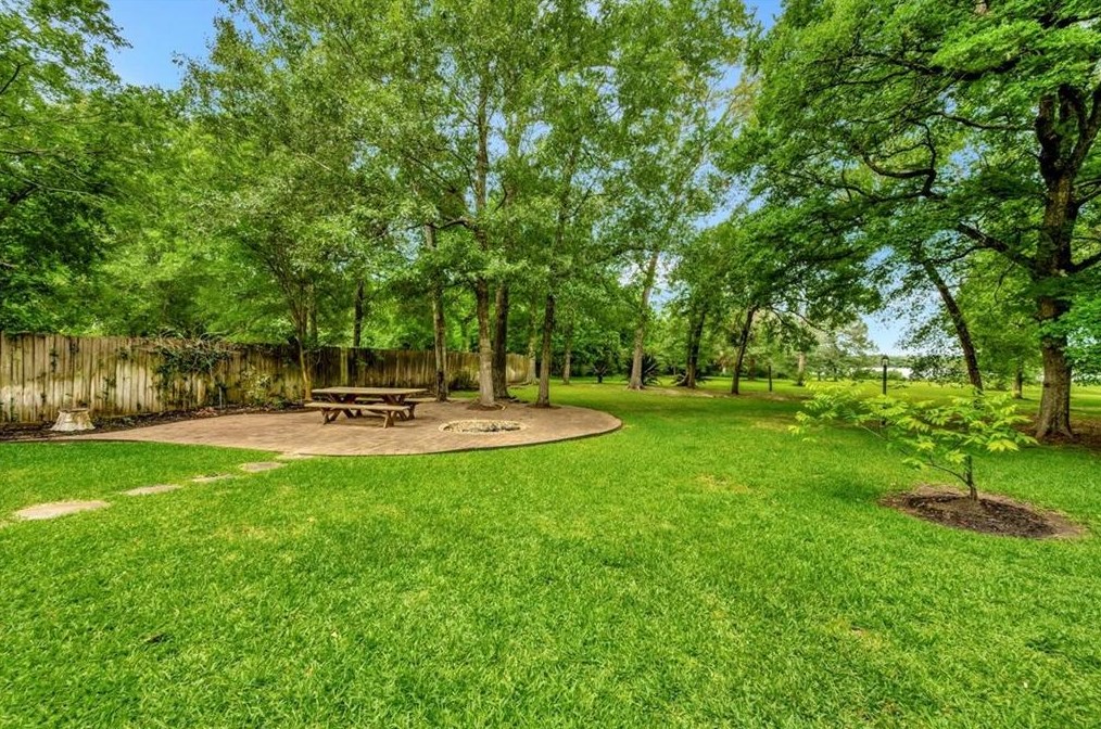 4002 Laurel Grv Dr, Taylor Lake Village TX 77586-5015 exterior