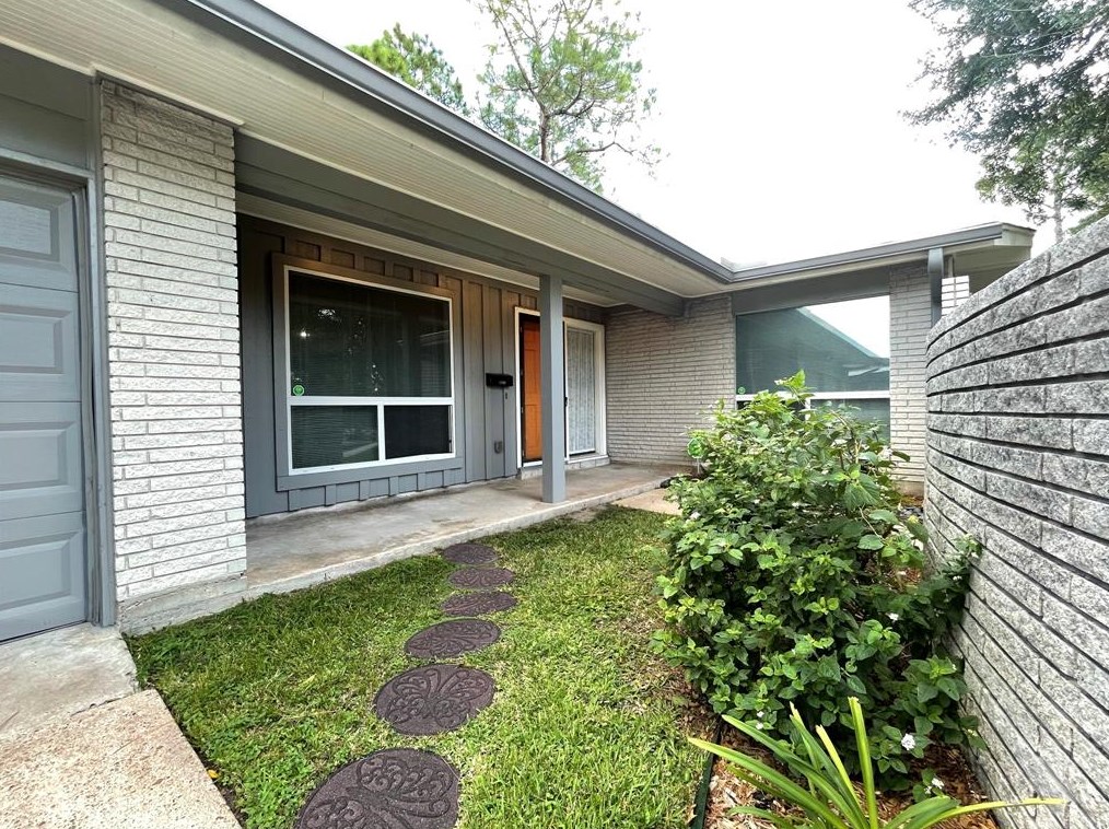 8627 Mcavoy Dr, Houston TX  77074-7210 exterior