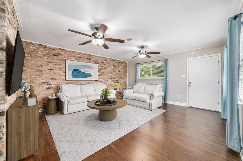 5731 Cheltenham Dr, Houston TX  77096-2929 exterior