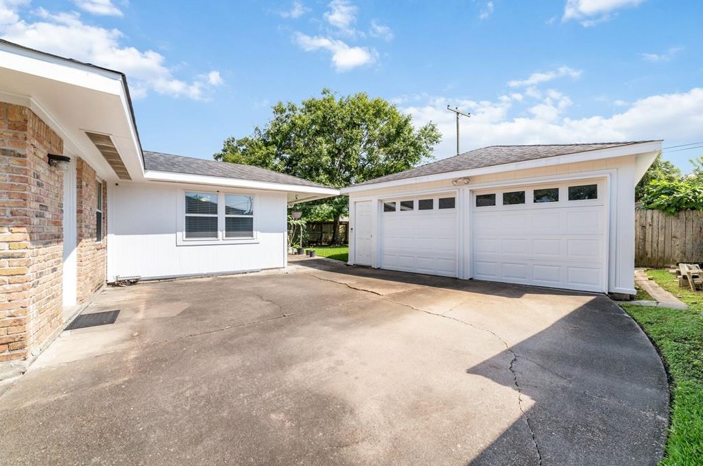 5731 Cheltenham Dr, Houston TX  77096-2929 exterior