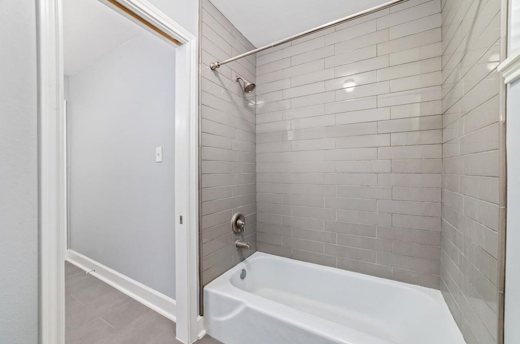 5731 Cheltenham Dr, Houston TX  77096-2929 exterior