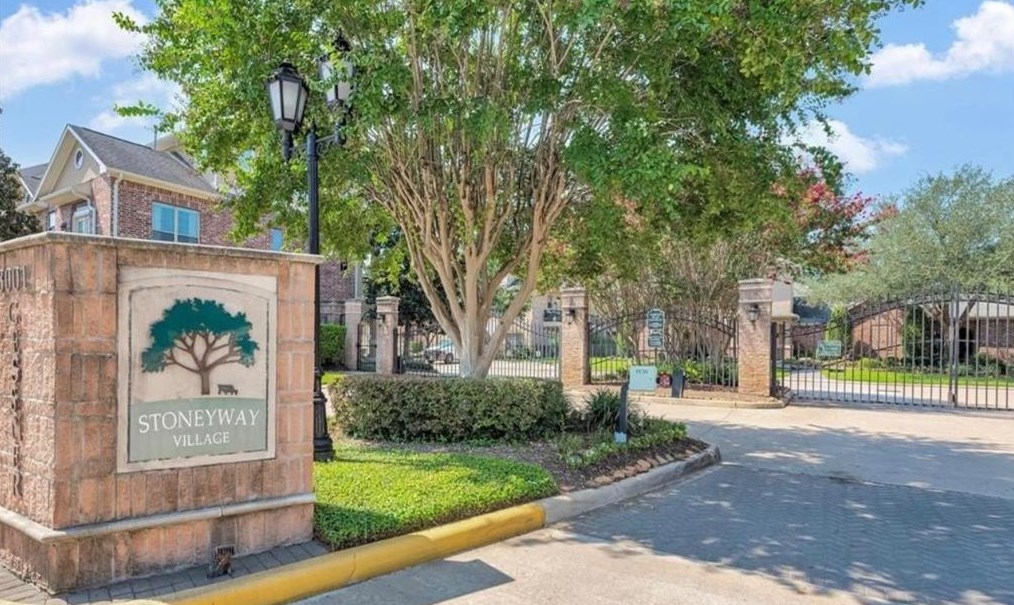 8119 Silverton Creek Ln, Houston TX  77040-5152 exterior