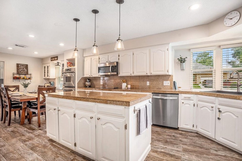 1602 Chelsea Pl, Taylor Lake Village TX 77586-5823 exterior