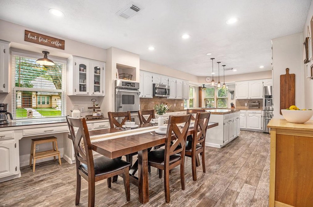 1602 Chelsea Pl, Taylor Lake Village TX 77586-5823 exterior