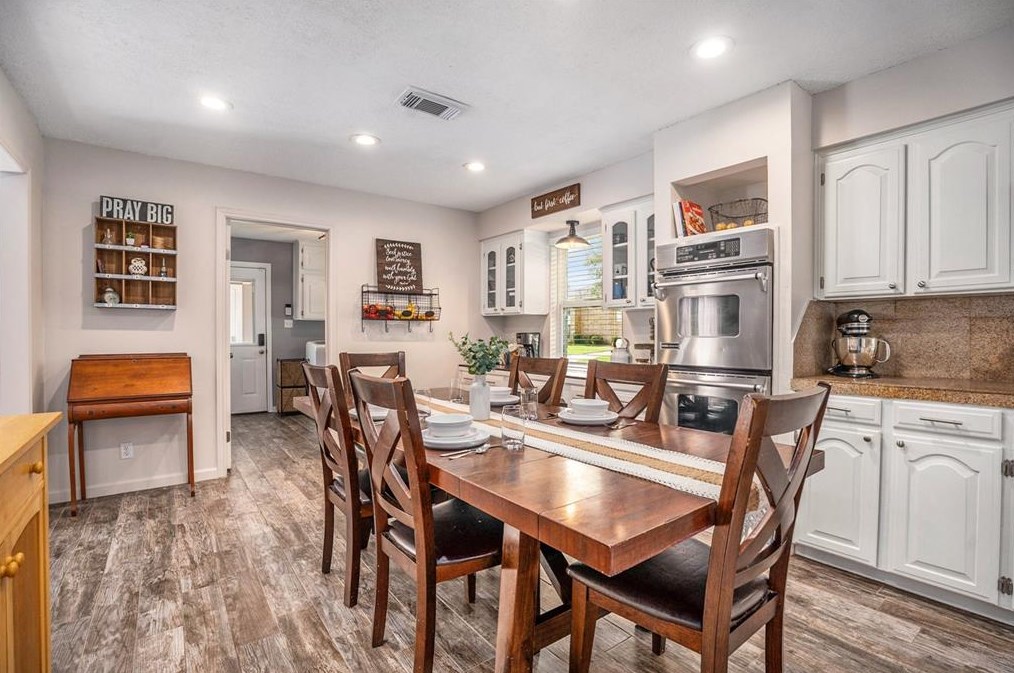 1602 Chelsea Pl, Taylor Lake Village TX 77586-5823 exterior