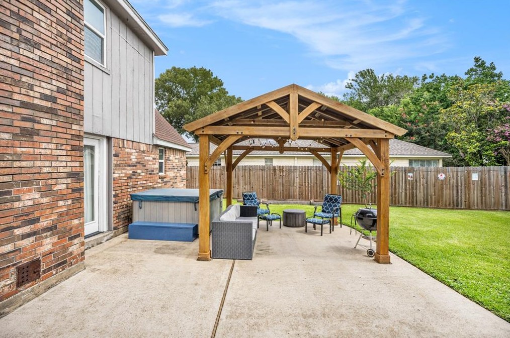 1602 Chelsea Pl, Taylor Lake Village TX 77586-5823 exterior