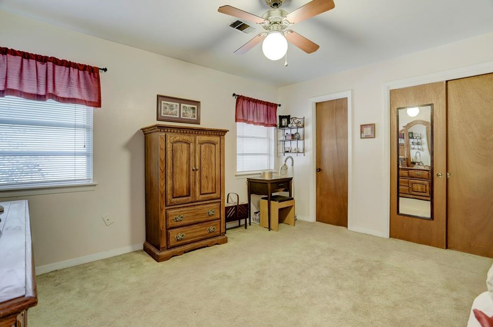 4551 Warm Spg Rd, Houston TX  77035-6027 exterior