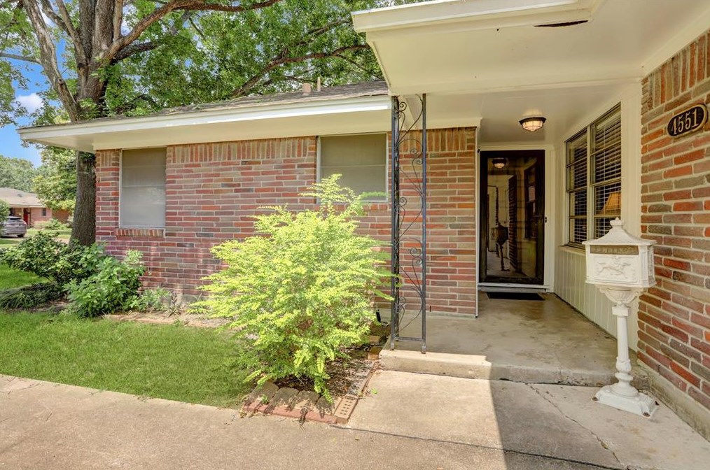 4551 Warm Springs Rd, Houston TX  77035-6027 exterior