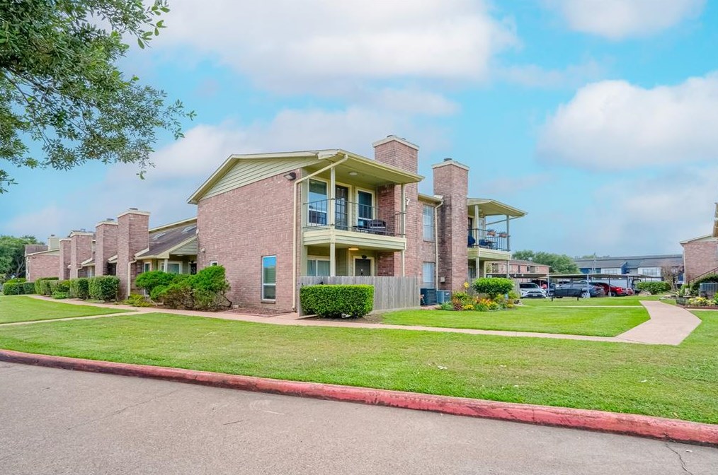 18800 Egret Bay Blvd, Houston TX  77058-3834 exterior