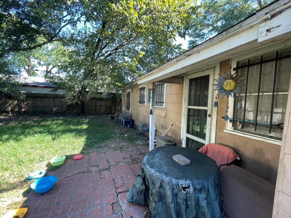 7435 Kingsley St, Houston TX  77087-4409 exterior