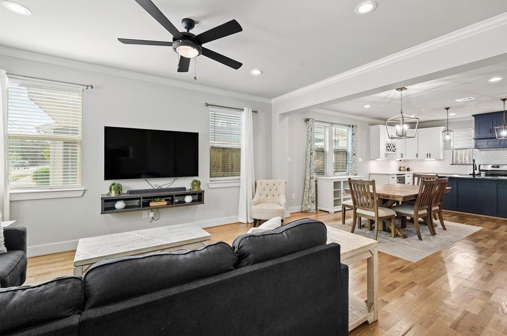 921 33rd St, Houston TX  77022-5105 exterior