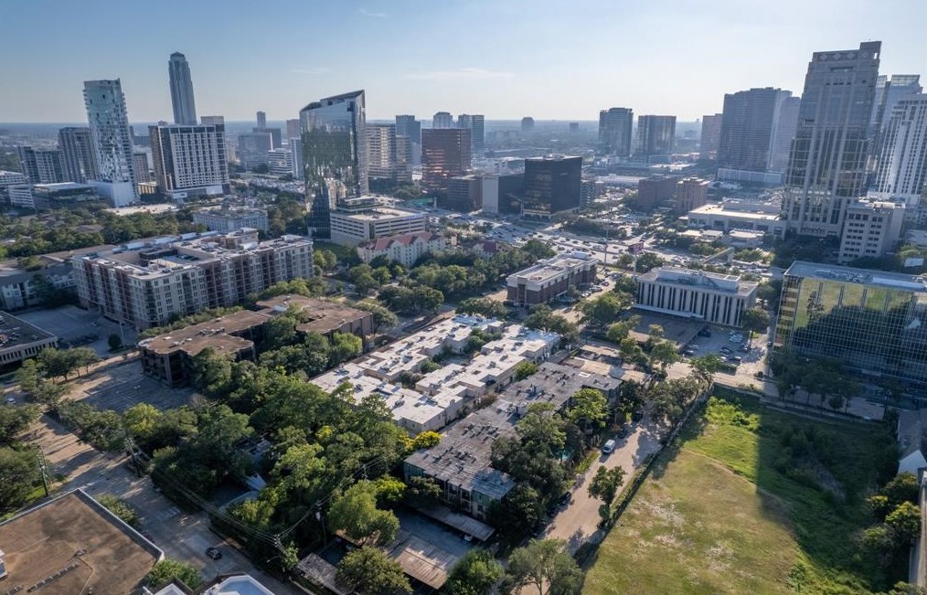 4515 Briar Hollow Pl, Houston TX  77027-9746 exterior