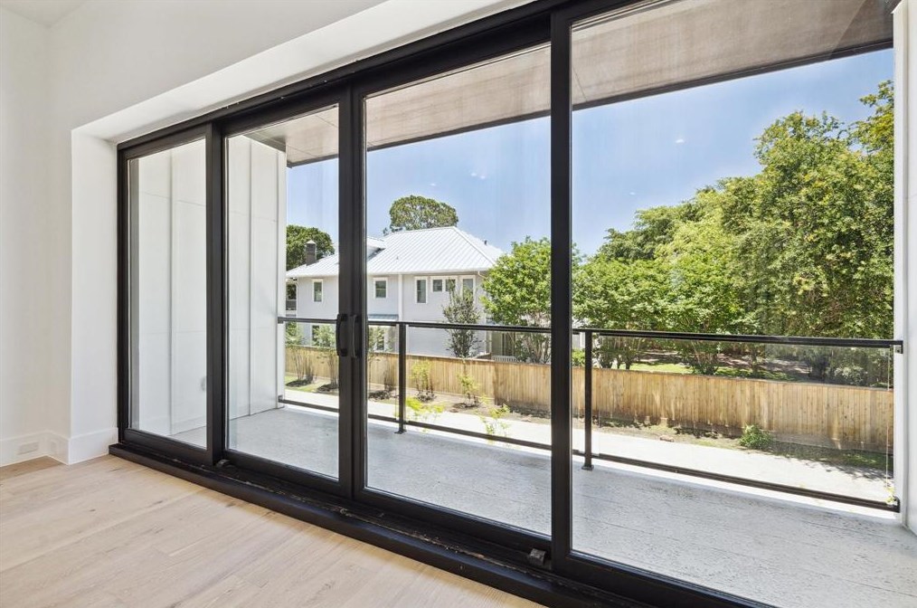 211 10 1/2, Houston TX 77008-7198 exterior