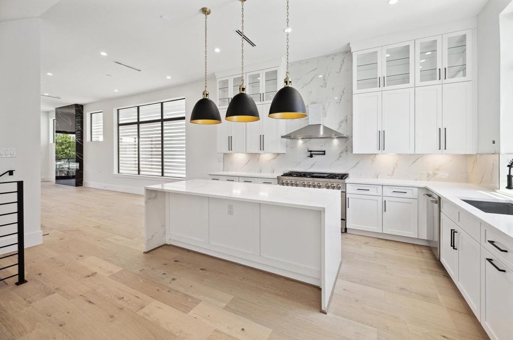 211 10 1/2, Houston TX 77008-7198 exterior