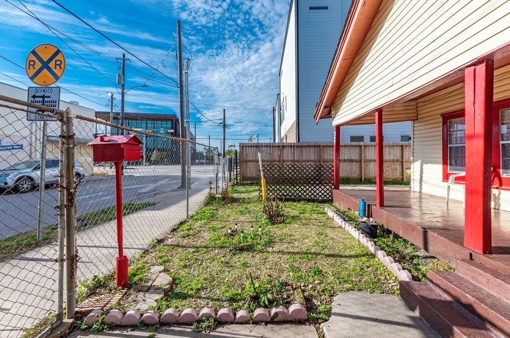 320 Eastwood St, Houston TX  77021-4218 exterior