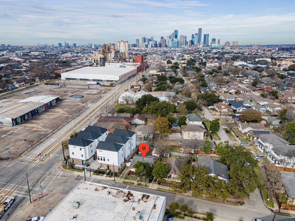 320 Eastwood St, Houston TX  77011-4004 exterior