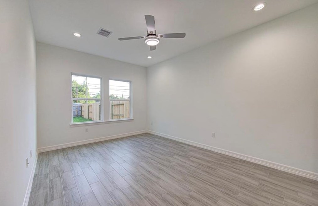5430 Heron Dr, Houston TX  77033-3128 exterior
