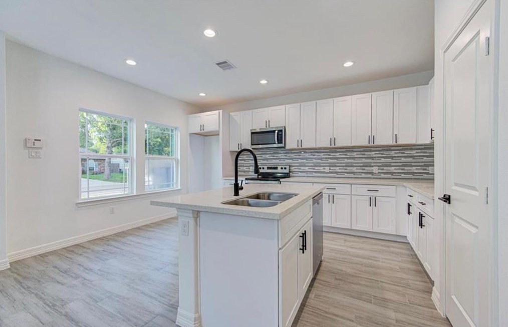5430 Heron Dr, Houston TX  77033-3128 exterior