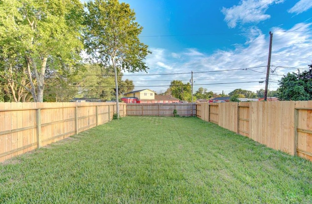 5430 Heron Dr, Houston TX  77033-3128 exterior