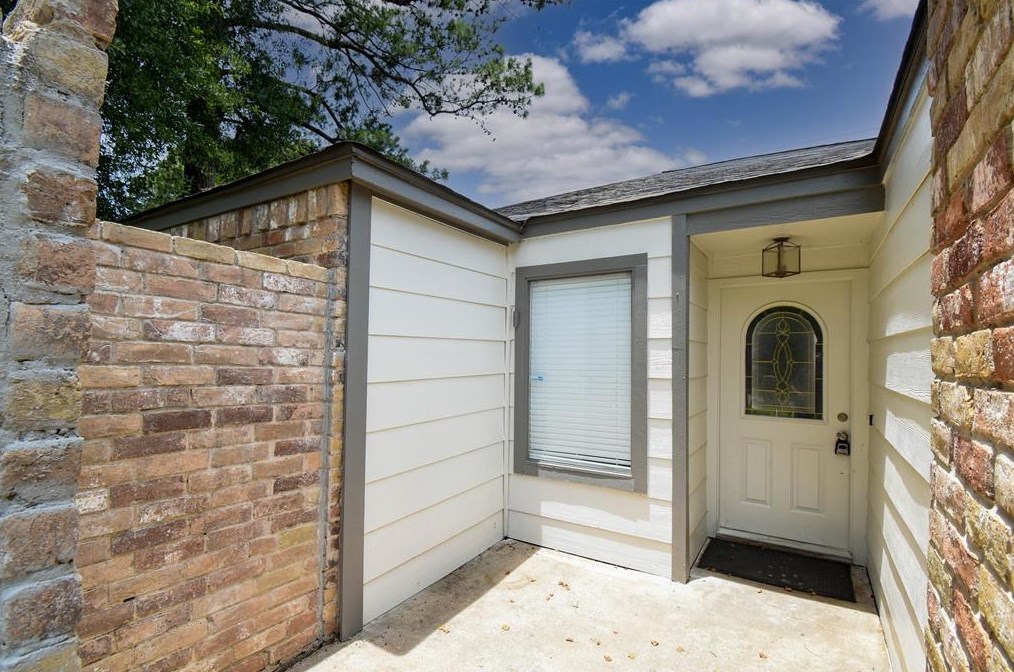 2023 Lexington Woods Dr, Spring TX  77373-3107 exterior