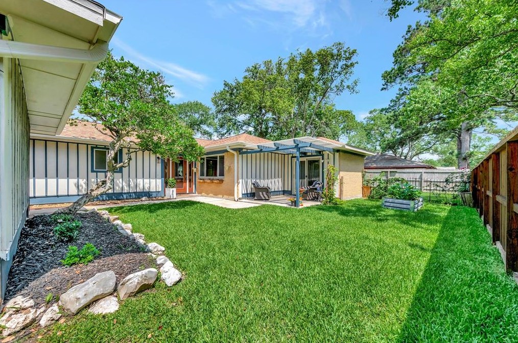 16335 Havenhurst Dr, Houston TX  77059-5306 exterior