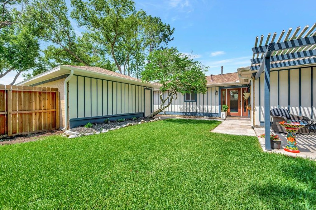 16335 Havenhurst Dr, Houston TX  77059-5306 exterior