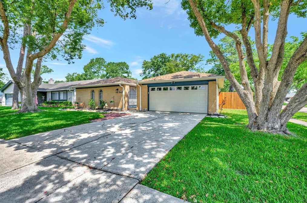 16335 Havenhurst Dr, Houston TX  77059-5304 exterior