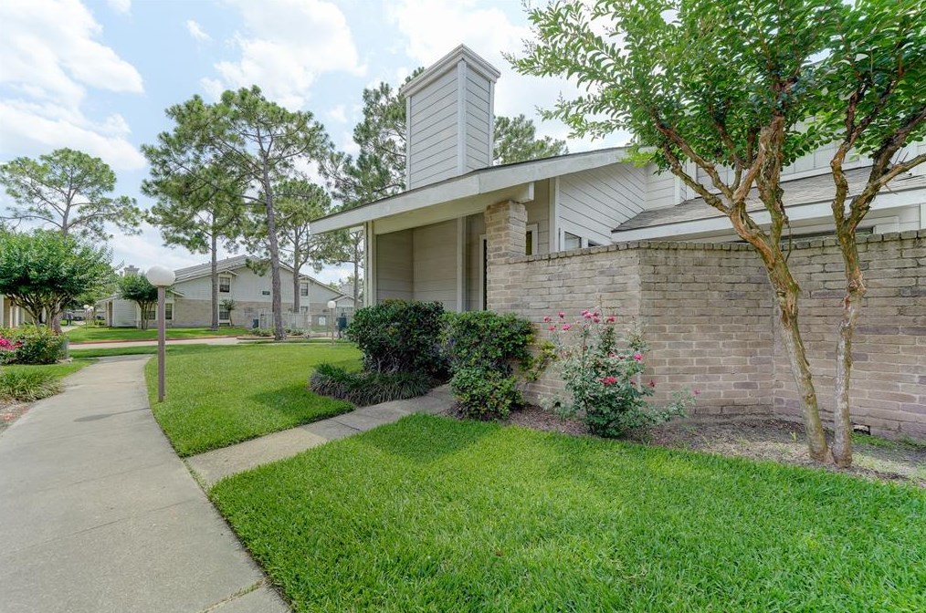 11881 Bob White Dr, Houston TX  77035-3993 exterior