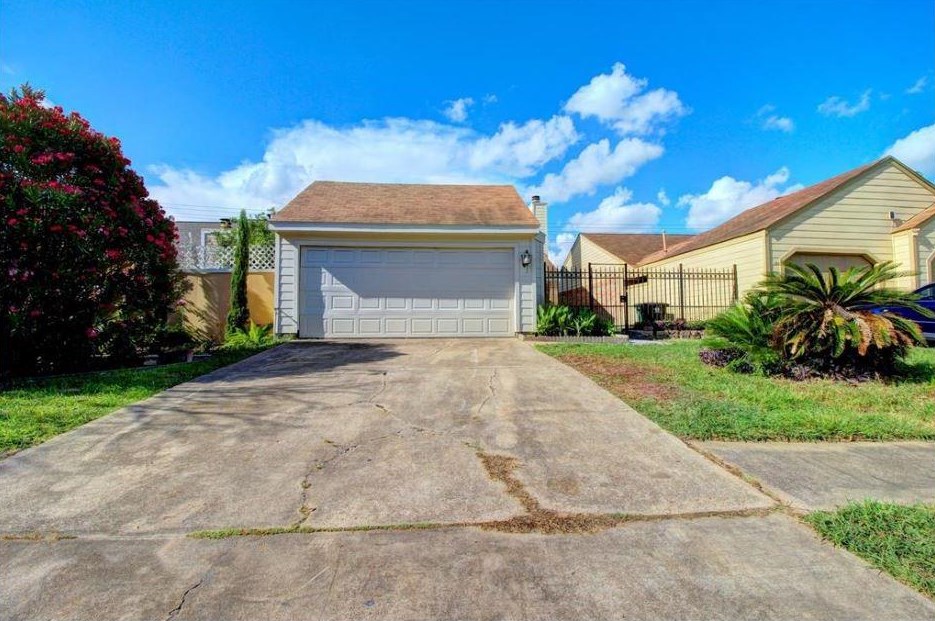 11842 Spring Grove Dr, Houston TX  77099-5025 exterior