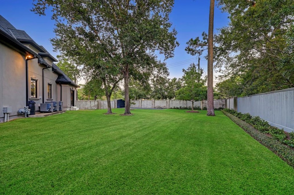 209 Bryn Mawr Cir, Houston TX  exterior