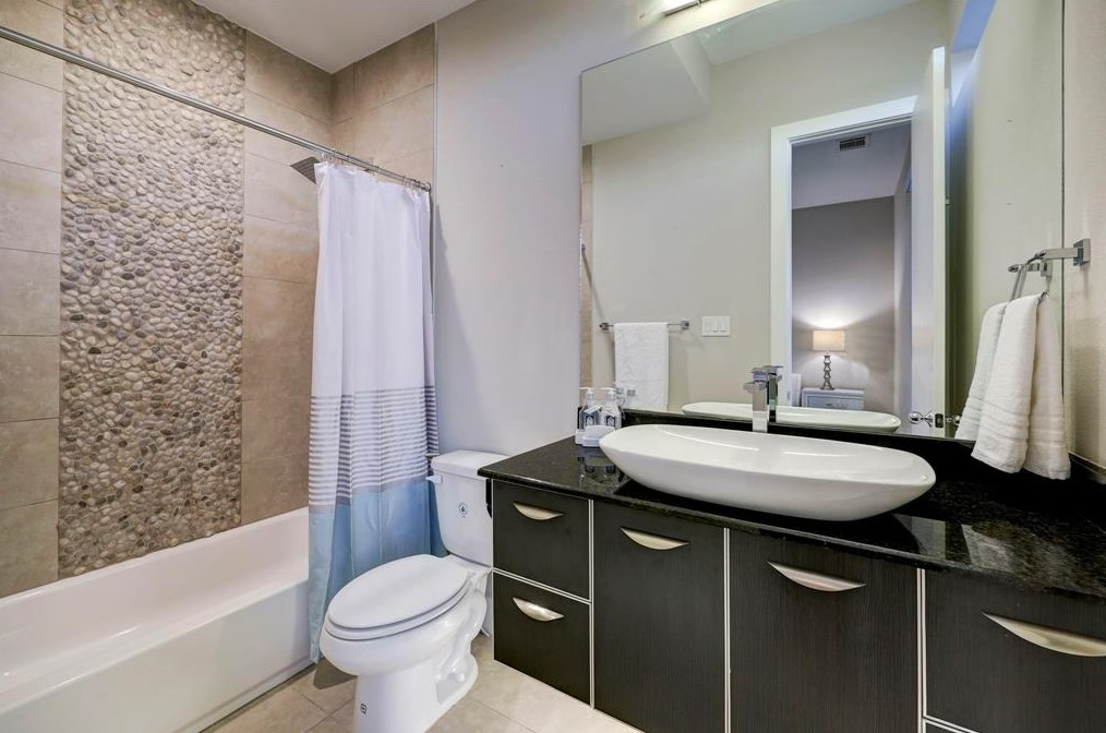 1411 Hickory St, Houston TX  77007-7733 exterior