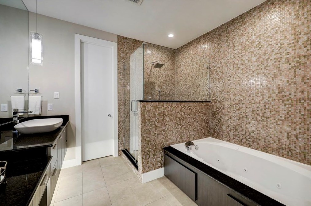 1411 Hickory St, Houston TX  77007-7733 exterior